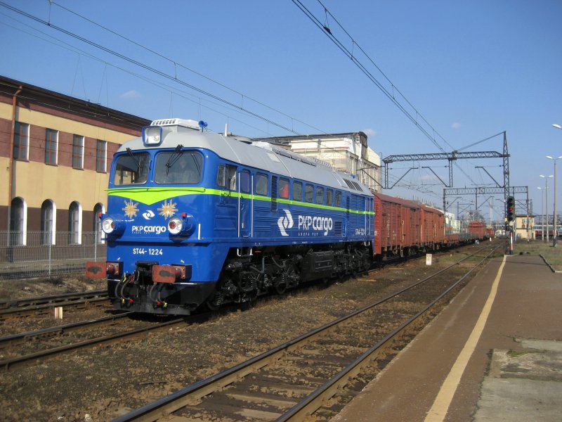 ST44-1224 fhrt mit einem Gterzug durch Hauptbahnhof Bydgoszcz in Richtung Gterbahnhof BGB am 26.03.2009.