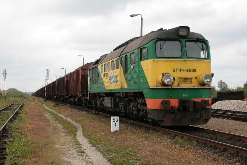 ST44-2008 ist in Zamosc mit ihrem Gterzug zum stehen gekommen.15.09.2008