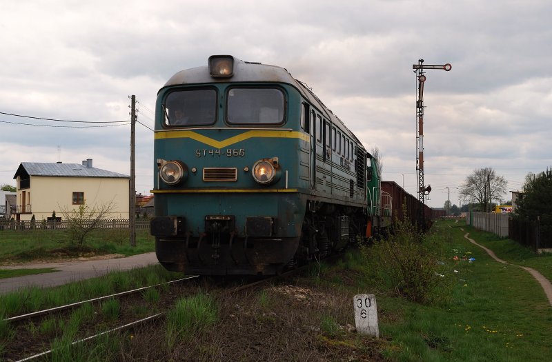 ST44 - 966 mit Gterzug in Siewierz (29.04.2008)