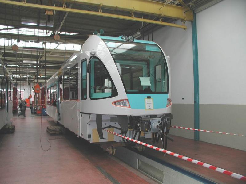 Stadler GTW 2/6 fr die Griechische Staatsbahn
(OSE),bei der Endmontage in den Betriebswerksttten 
der Rhtischen Bahn in Landquart 
(April 2004)