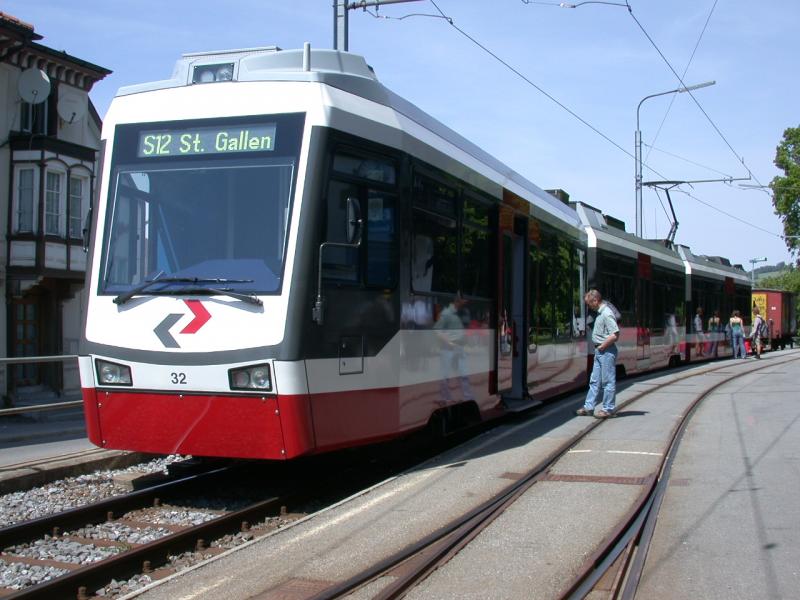 Stadler GTW Be 4/8 No32 der Trogenerbahn im Endbahnhof Trogen bereit zur Fahrt als S12 ber Speicher nach St.Gallen. (09.06.2006)