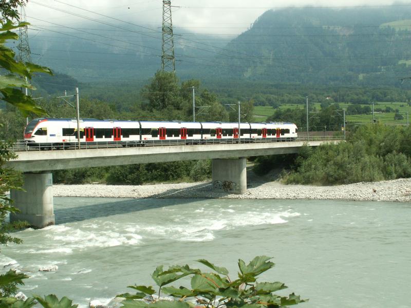 Stadler GTW RABe 523 FLIRT,bei Mess und Instruktionsfahrten,hier
am 26.07.05 auf der Rheinbrcke bei Bad Ragaz.Die Garnituren sind fr die Stadtbahn im Kt.Zug bestimmt