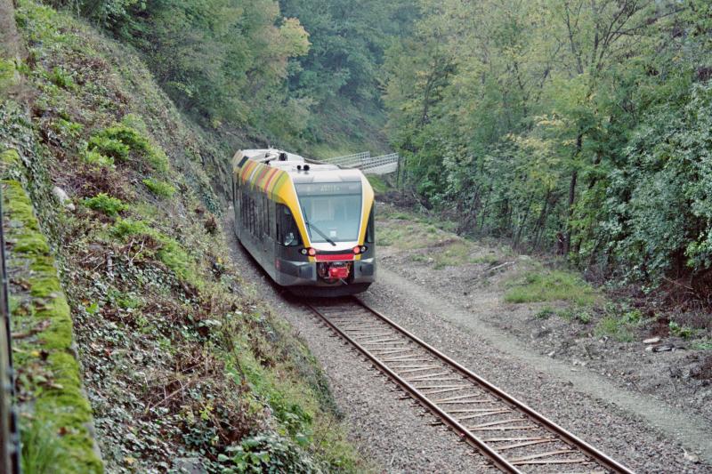 Stadler GTW der Vinschgerbahn am 11.10.2005 zwischen Marling und Tll Brcke auf dem Weg nach Mals.