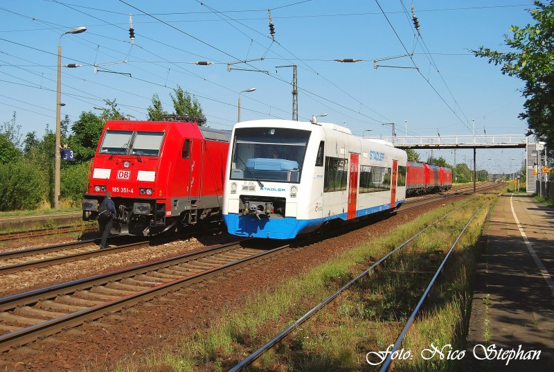 Stadler VT304 passiert einen eben abgestellten Lokzug im Bahnhof von Saarmund (27.07.09)
