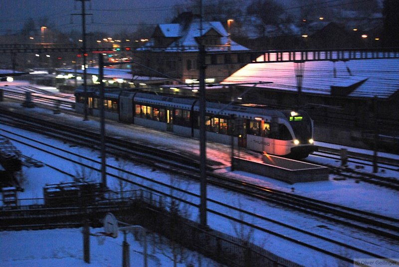 Stadtauswrts von Winterthur, oder sagen wir konglomerationsauswrts von Zrich, braucht es morgens nur einen GTW. Der GTW 2/8 der Thurbo verlt im Morgengrauen des 15. Januar 2009 den Bahnhof von Oberwinterthur Richtung Weinfelden.