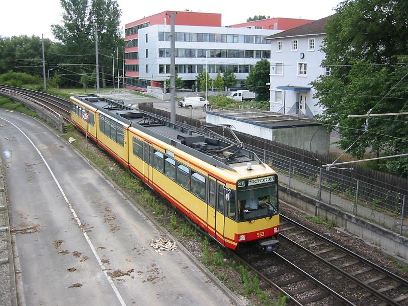 Stadtbahn 553 des Karlsruher Verkehrsverbundes (KVV) fhrt am 09.07.2005 auf der Linie S11 mit Ziel Hochstetten, mit nchsten Halt Albtalbahnhof in Karlsruhe.