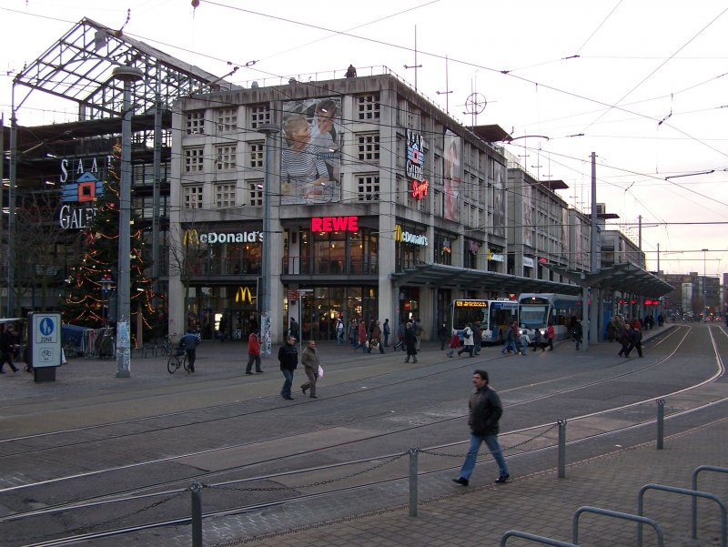 Stadtbahn-Linie 1 (Richtung Brebach) am dritten Adventssamstag (15.12.2007) vor dem Einkaufszentrum  SaarGalerie  an der Haltestelle  Saarbrcken Hauptbahnhof (Stadtbahn) .