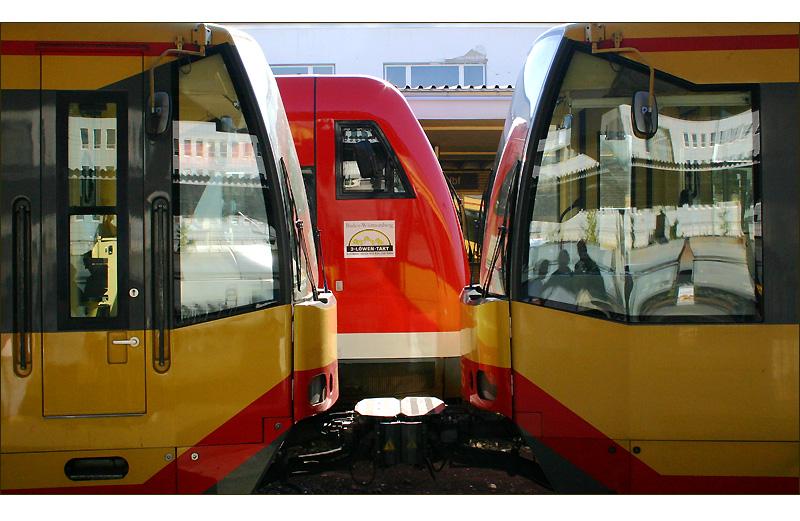 Stadtbahn und Regionshuttle - 

Zwei unterschiedliche Möglichkeiten eines modernen Bahnbetriebs auf Nebenstrecken. Einmal die Mehrsystem-Stadtbahn; sie kann auch als Straßenbahn weiterfahren in die Städte, dann die kostengünstigere Variante mit leichten Dieseltriebwagen, die Elektrifizierung ist dann nicht nötig. Die Enztalbahn Pforzheim - Bad Wildbad wurde am 14.12.2002 auf Stadtbahnbetrieb umgestellt, während seit 12.12.2004 die Nagoldtalbahn Pforzheim - Horb - Tübingen mit modernen RegioShuttles betrieben wird. 

Aufgenommen am 09.10.2005 in Pforzheim (M)