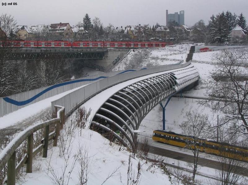 Stadtbahn- und S-Bahnverkehr im Bereich des Vaihinger Viaduktes. 

Im Vordergrund die doppelstöckige Talbrücke für Autos (unten), Fußgänger und Radfahrer (oben.) Das Bild ist aus zwei Fotos zusammengesetzt, Trennlinie Oberkante Bahnviadukt. 

17.2.2005 (M)