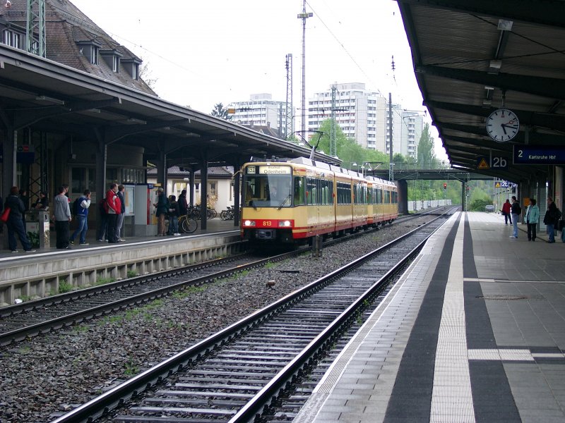 Stadtbahn S31 nach Odenheim fhrt am 18.04.09 in den Durlacher Bahnhof ein.