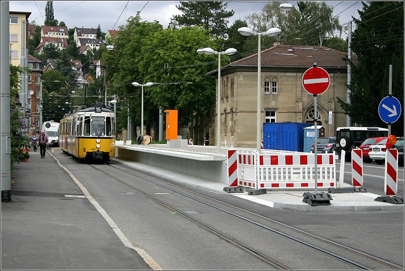 Stadtbahnausbau U15 - 

Der Mittelbahnsteig an der Haltestelle  Pragfriedhof  soll mittelfristig wieder verschwinden, da diese Trasse eigentlich nur vorläufig ist. Nach der Entscheidung über das Bahnprojekt Stuttgart 21 soll eine neue Streckenführung neue Baugebiete erschließen. 

11.07.2007 (M)