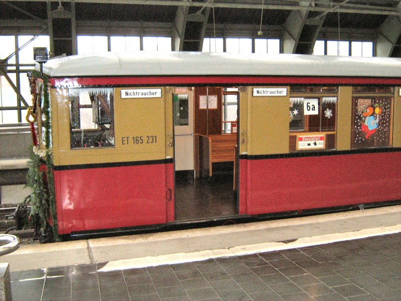 Stadtbahner als Weihnachtszug 2007, hier in Berlin-Ostbahnhof am 9. 12. 2007
