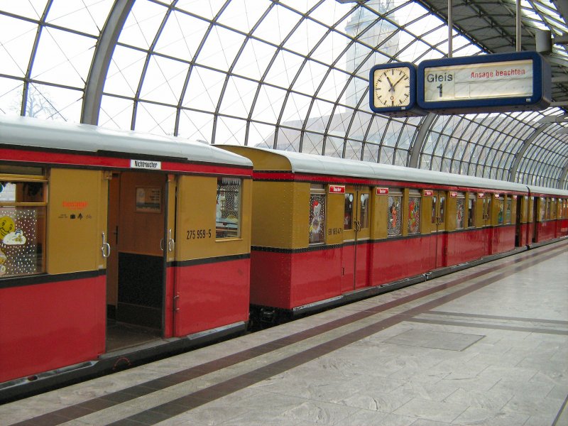 Stadtbahner in Berlin-Spandau am 13.12.2007 (Weihnachtszug 2007 f�r Kindergruppen