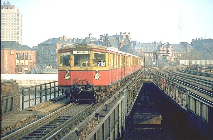  Stadtbahner  von Friedrichstrasse kommend kurz vor dem (alten) Lehrter Bahnhof.Das Foto entstand noch vor der Wende.(Archiv P.Walter)