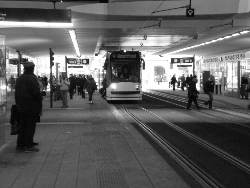 Stadtbahnhaltestelle (Erfurt Hbf).Vor der Neugestaltung unseres Hbf lagen die Haltestellen der Staftbahn/Stadtbus auerhalb der Unterfhrung.April 09
