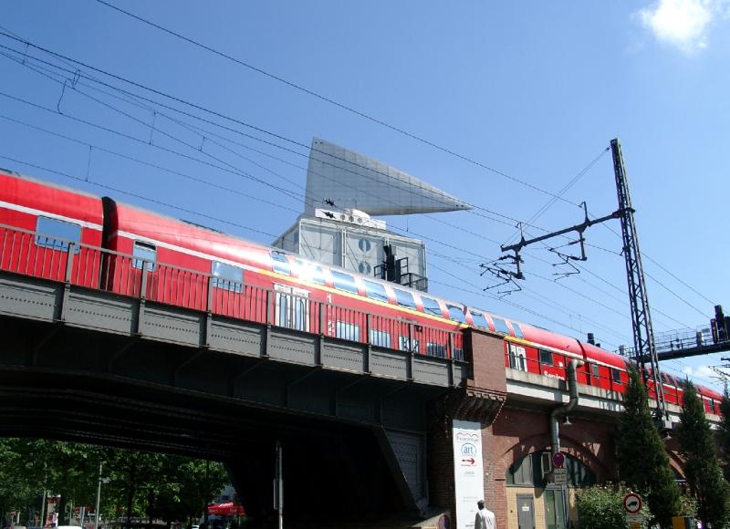 Stadtbahnviadukt mit RE in Berlin im Mai 2004 (kurz vor Berlin Zoologischer Garten)