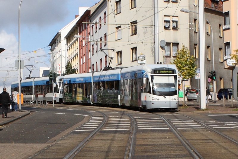 Stadtbahnvollzug der Saarbahn Richtung Siedlerheim zwischen den Haltestellen Cottbuser Platz und Pariser Platz/St. Paulus im Saarbrcker Stadtteil Malstatt - der hintere Wagen 1022 ist der erste Saarbrcker Stadtbahnwagen, der - seit wenigen Tagen - Vollwerbung zeigt, weitere Zge sollen folgen. (02.10.2008).