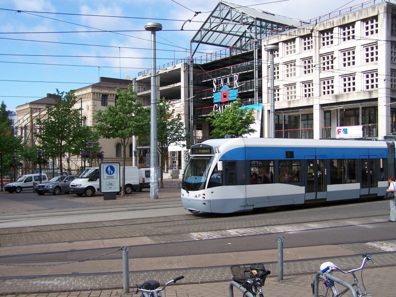 Stadtbahnwagen 1007 auf der Linie 1 Richtung Brebach beim Verlassen der Haltestelle Saarbrcken Hauptbahnhof (Stadtbahn) - im Hintergrund ist der Zugang zur Saarbrcker Fugngerzone und das Einkaufszentrum SaarGalerie zu sehen, das derzeit zu einem der grten deutschen Kaufhuser umgebaut wird (04.07.2008).