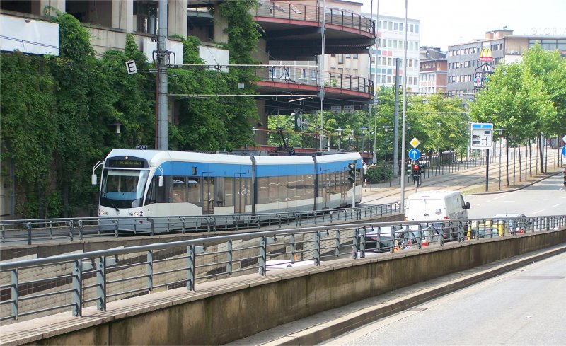 Stadtbahnwagen 1008 der Saarbahn Richtung Kleinblittersdorf erklimmt von der Haltestelle Trierer Strae kommend die Auffahrt zur Haltestelle Hauptbahnhof (Stadtbahn), wo der Individualverkehr im Untergrund verkehrt und die Bahn oberirdig (28.07.2008).