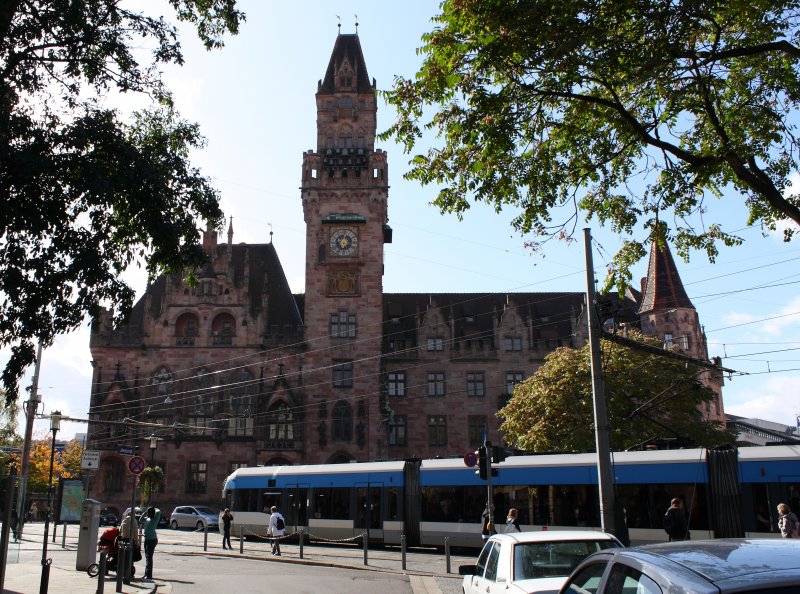 Stadtbahnwagen 1013 der Saarbrcker Verkehrsgesellschaft Saarbahn&Bus auf dem Weg ins franzsische Sarreguemines (dt. Saargemnd) beim Verlassen der Haltestelle Johanneskirche im Herzen der Saarbrcker Innenstadt vor dem Rathaus - diese Haltestelle ist die meistfrequentierte im Stadtbahnnetz der saarlndischen Landeshauptstadt (02.10.08).