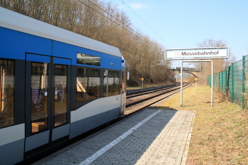 Stadtbahnwagen 1019 als Messesonderverkehr anlsslich der 60. Internationalen Saarmesse im Messezentrum Saarbrcken, hier kurz nach der Ankunft am malerisch gelegenen Saarbrcker Messebahnhof (01.04.2009).