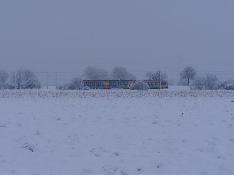 Stadtbahnwagen 556 auf dem Weg zur Endhaltestelle Hochstetten in der schnen weien Landschaft. 20.02.2005