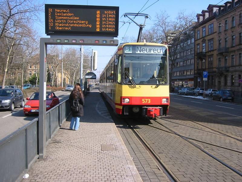 Stadtbahnwagen 573, eingesetzt auf der Linie S1 mit Endziel Neureut, hlt am 14.03.2006 an der Haltestelle Schillerstrae in der Karlsruher Weststadt.