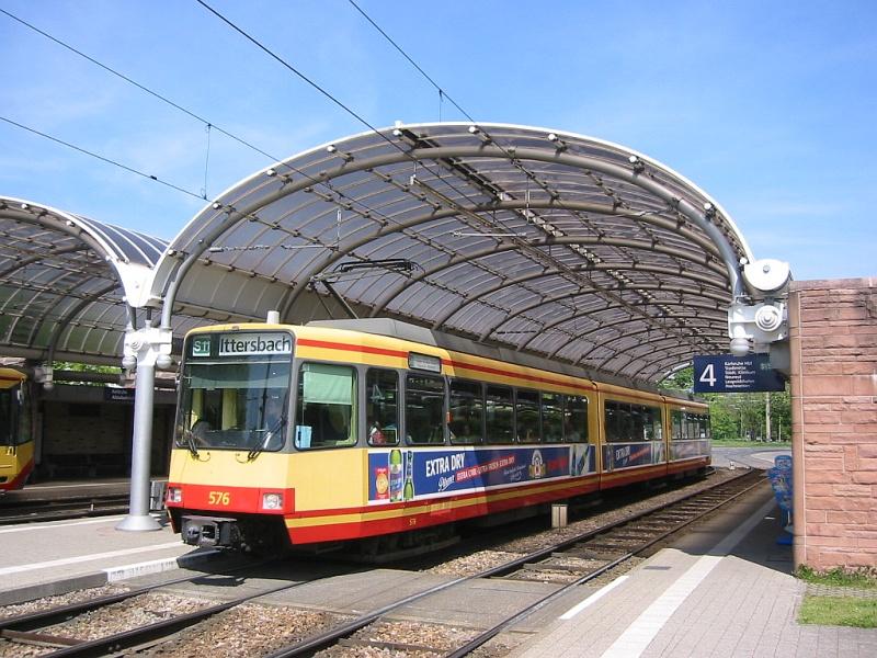 Stadtbahnwagen 576, eingesetzt auf der Linie S11 nach Ittersbach, h�lt am 30.04.2005 am Albtalbahnhof in Karlsruhe.