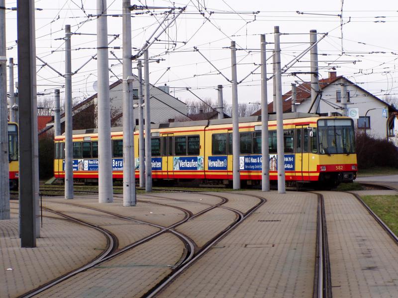 Stadtbahnwagen 582 abgestellt im Bahnhof Hochstetten. 
