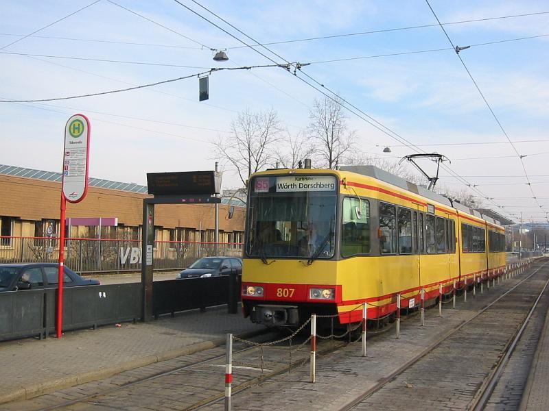 Stadtbahnwagen 807 steht am 13.02.2006 als Linie S5 an der Haltestelle Tullastrae an der Durlacher Allee. Im Hintergrund sind die Hallen des Betriebshofs Tullastrae der Verkehrsbetriebe Karlsruhe zu sehen.   