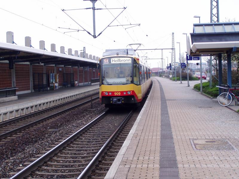 Stadtbahnwagen 909 (mit Toilette) der Linie S4 im Bahnhof Bhl Richtung Heilbronn. Ende Mrz 2005