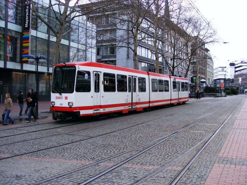 Stadtbahnwagen der Bauart N8C im ehemals dreigleisigen Bereich der Haltestelle Kampstrae in Dortmund als Linie 404 zur Westfalenhtte.