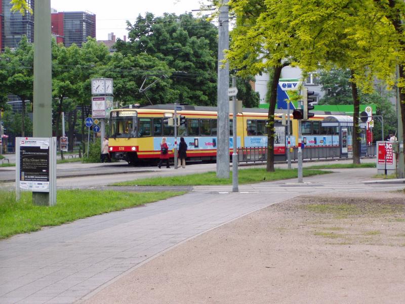 Stadtbahnwagen der Linie S2 nach Rheinstetten an der Haltestelle Weinrennerplatz, da am Europaplatz die Schienen ausgetauscht wurden, mussten 1 1/2 Wochen lange die Stadtbahnen und Straenbahnen im Stadtgebiet umgeleitet werden. 21.05.2005