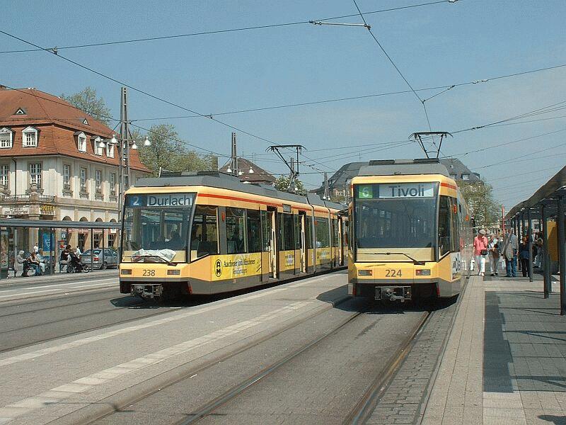 Stadtbahnzge 238 Line 2 nach Durlach und 224 Line 6 nach Tivoli am 09.05.2002 auf dem Vorplatz des Karlsruher Hauptbahnhofes.