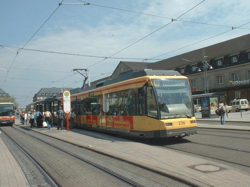 Stadtbahnzug 236 fhrt als Line 4 am 09.05.2002 von Karlsruhe Bahnhofs-Vorplatz nach Waldstadt.
