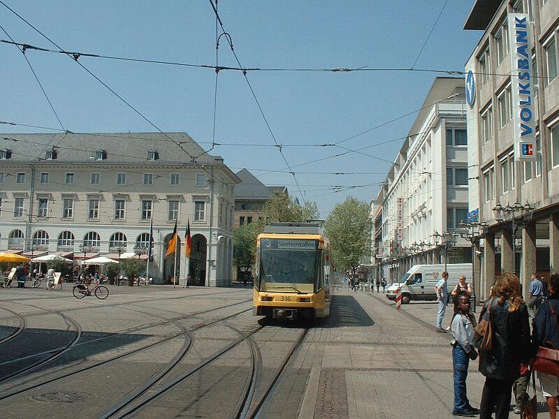 Stadtbahnzug 316 der KVV am 09.05.2002 als Linie 3 unterwegs nach Siemensallee.