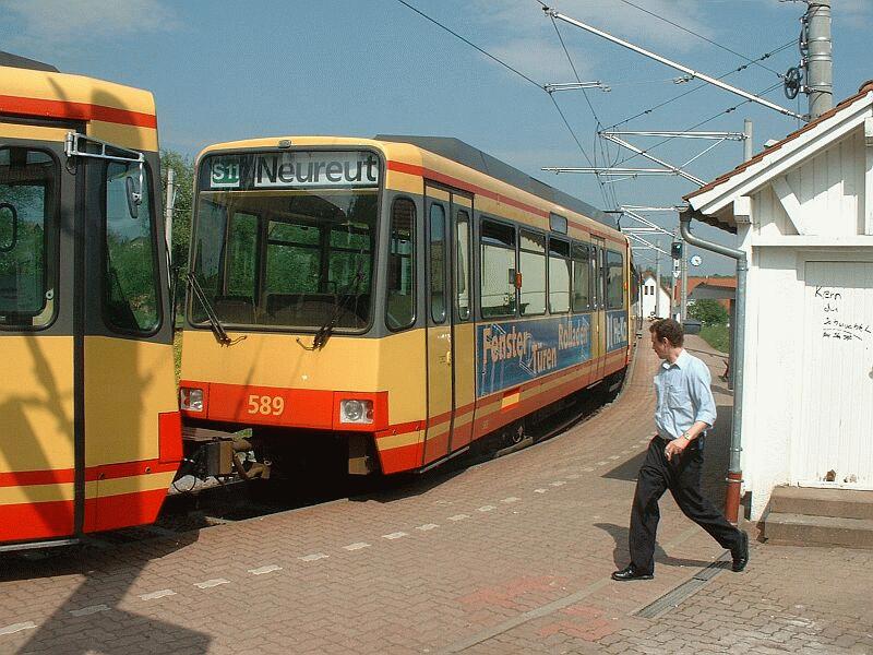 Stadtbahnzug 589 am 09.05.2002 in der Endschleife in Ittersbach. Nchstes Ziel der S11 Neureut.
