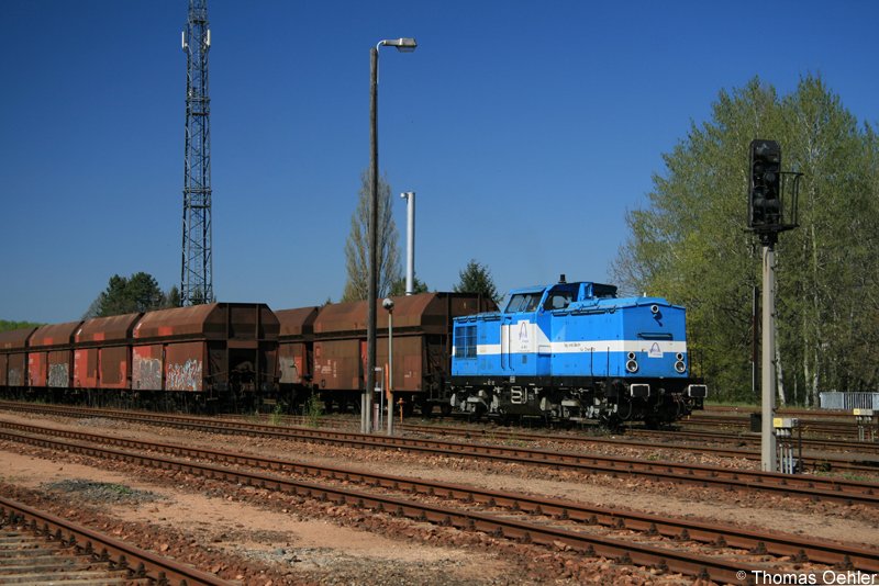 Stadtwerke-Lok Nr.4 (ex DR-V100)hat am 14.04.07 die letzten Kohlewagen entleert und stellt sie nun im Bf Kchwald zur Abholung bereit.
