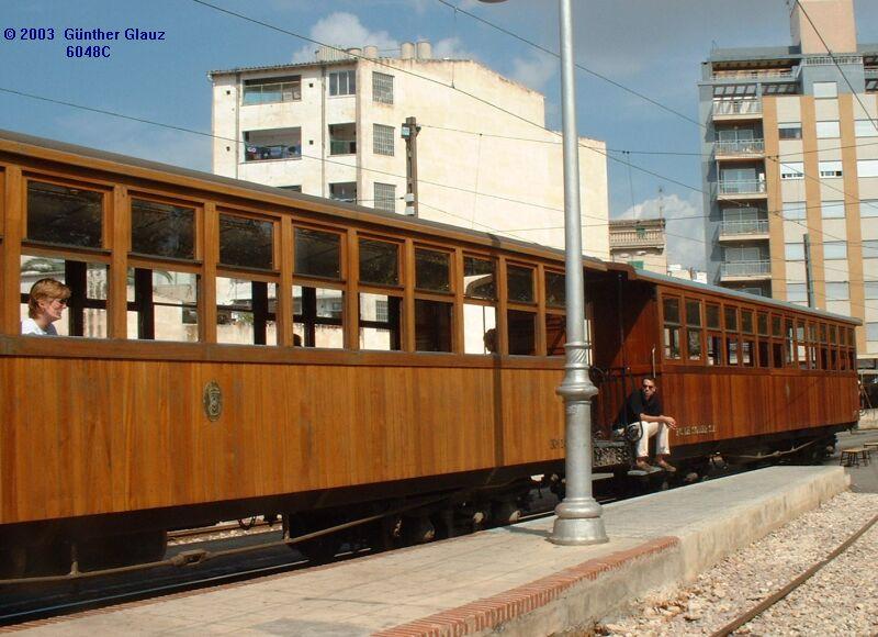 Standart-Personenwagen der Schmalspurbahn Palma - Soller am 27.09.2003 in Palma