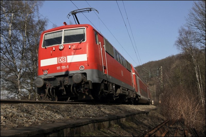 Standortwechsel: 111 111 (9180 6111 111-1 D-DB) schiebt den RE4 (RE 10413)  WUPPER-Express  nach Dortmund Hbf und legt sich vor Witten in die Kurve. (20.03.2009)
