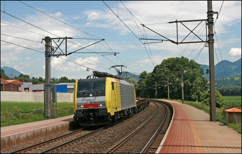 Standortwechsel: E189 930RT (9480 0 0189 930-1) durchfhrt mit  Fernlicht  und dem 44149(?), bestehend aus leeren Tragwagen, den Haltepunkt Mnster-Wiesing. (05.07.2008) 