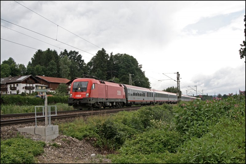 Standortwechsel is ca. 40 Kilometer entfernte Bernau am Chiemsee: 1116 194 ist mit dem OEC 565  TIROLER FESTSPIELE ERL  nach Wien West unterwegs. (09.07.2008)
