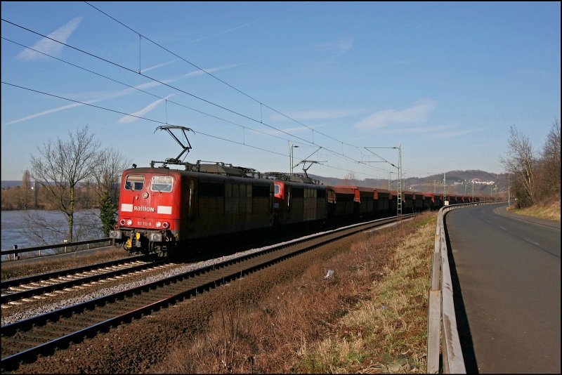 Standortwechsel: Mit ordentlich Gewicht am Haken sind die 151 113 und eine Schwesterlok mit einem Erzzug bei Leubsdorf auf dem Weg zur Dillinger Htte. Nach der Vorbeifahrt des Zuges  glitzerte  meine Kleidung wegen dem Staub....... (09.02.2008)
