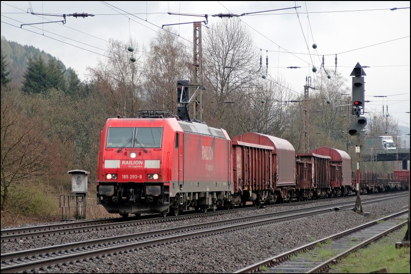 Standortwechsel: Nach der Beigabe der 23 G�terwagen in Plettenberg, schleppt nun die 185 293 (9180 6 185 293-8 D-DB) den 52296 bestehend aus 29 G�terwagen, von Finnetrop Richtung Hagen. (15.04.2008)