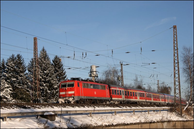 Standortwechsel zurck nach Westhofen: 111 112 (9180 6 111 112-9 D-DB) ist bei Westhofen mit dem RE13 (RE 9022)  Maas-Wupper-Express , Hamm(Westf) - Venlo, unterwegs. (06.01.2009)
