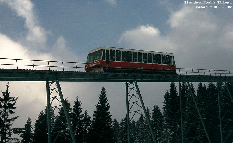 Standseilbahn in Ellmau - Wagen 1 auf dem ersten hheren Viadukt. Nach einem herrlichen Schneetag reit es abends langsam auf. 1. Feber 2005 kHds