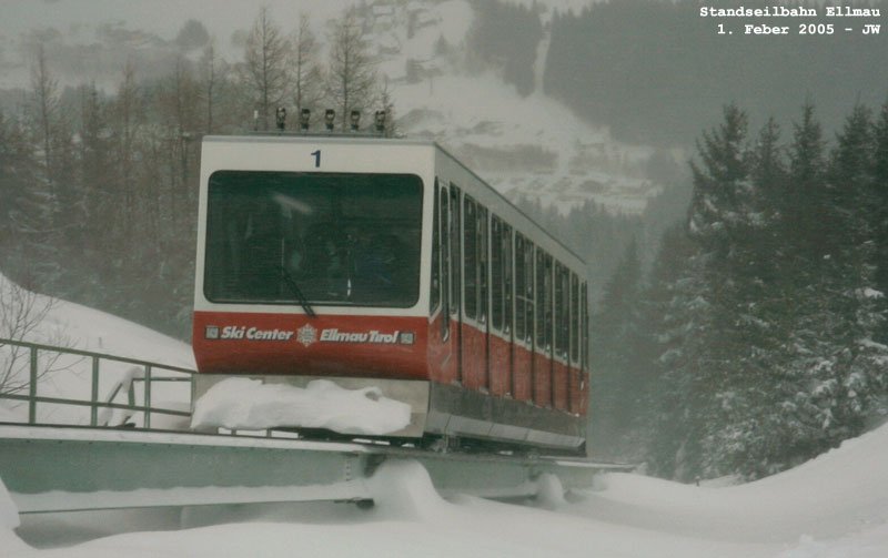 Standseilbahn Ellmau - Wagen 1 deutlich oberhalb der Ausweiche, die Strecke wendet sich nach rechts, auf die Bergstation zu. 1. Feber 2005 kHds