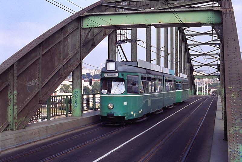 Stari savski Most, beim Lauern auf einen Lenkdreiachser kam der ex-baseler DWAG-Sechsachser 625, ohne Liniennummer, aber mit dem Zugziel  Messplatz .