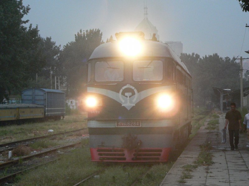 Stark beleuchtet am Abend des 13.9.2007: DF4 6824, Peking Nordbahnhof (Xizhimen)