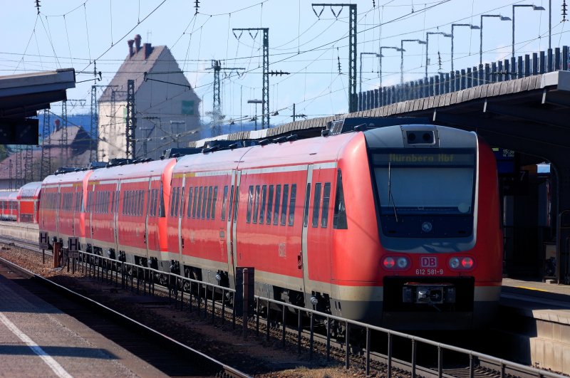 Stark frequentiert macht sich das 612er-Trio nach 3 Minuten weiter auf seinen Weg nach Nrnberg ber Gunzenhausen und Treuchtlingen.